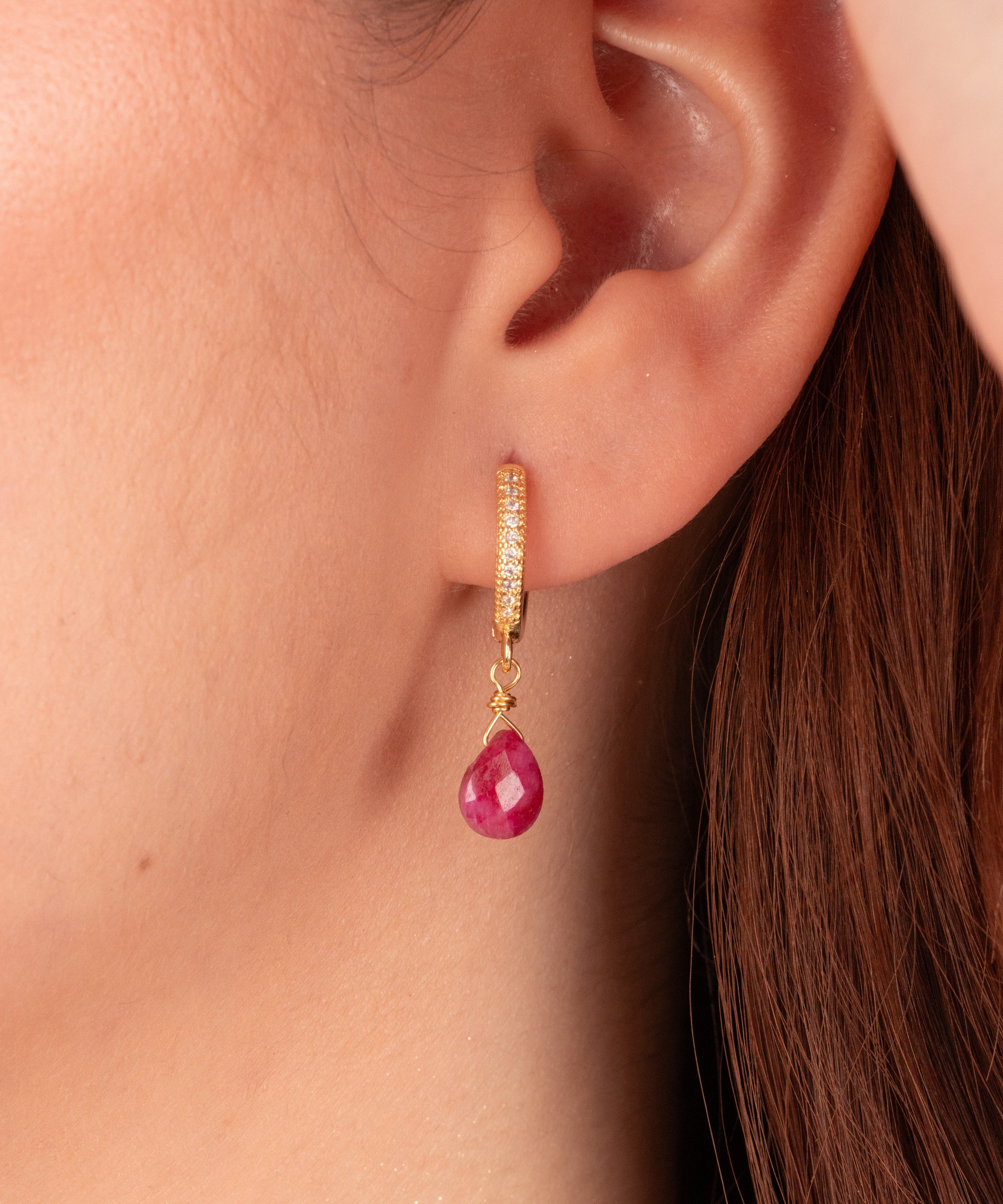 CONJUNTO PASiÓN RUBÍ — Aros + Collar bañados en Oro 18K