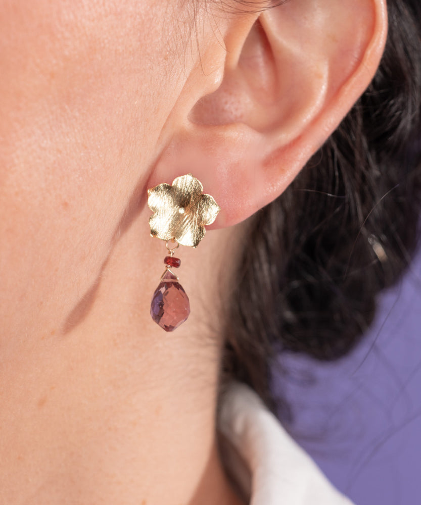 AROS FLOR BAÑADOS EN ORO Y PIEDRA KUNZITA