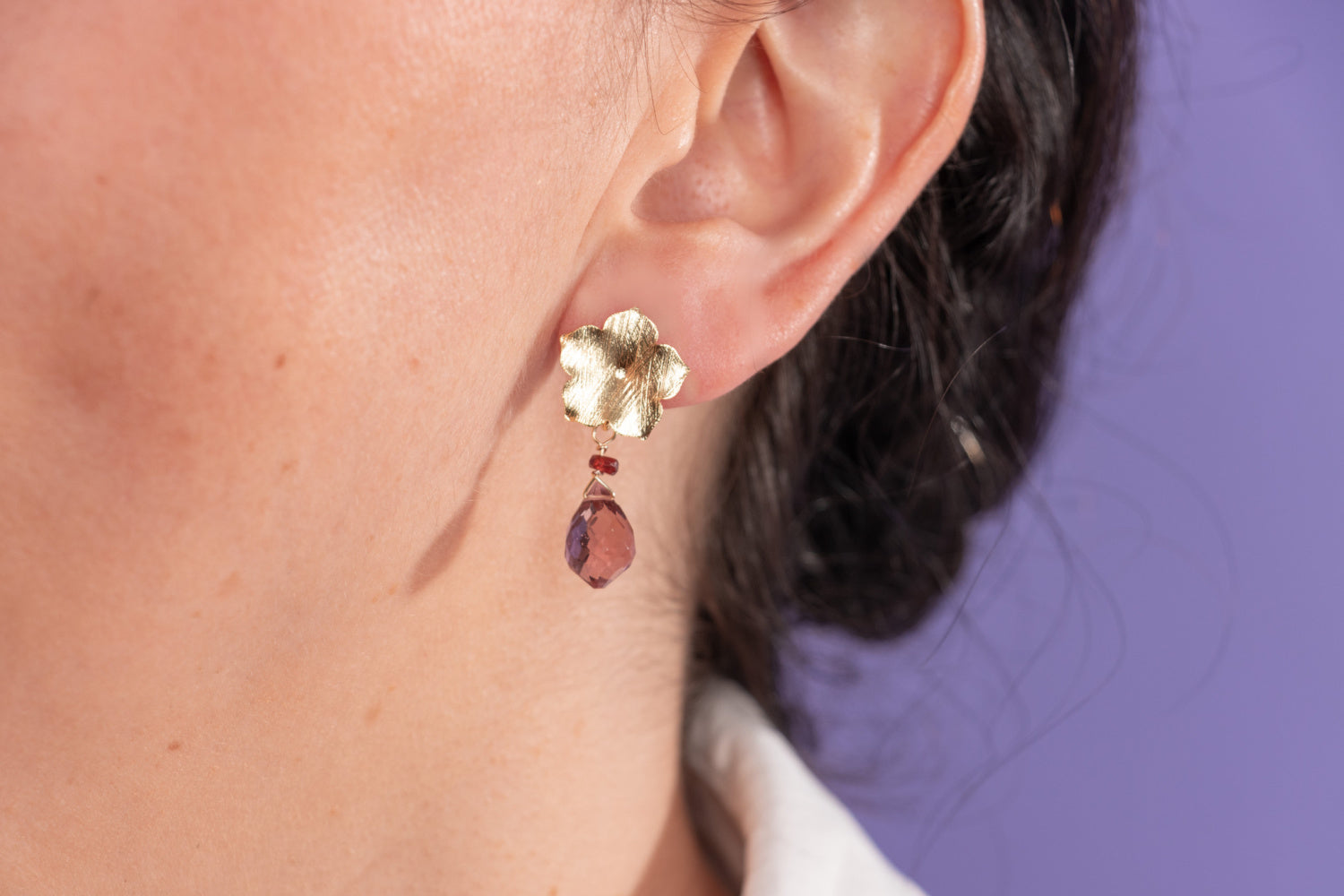 AROS FLOR BAÑADOS EN ORO Y PIEDRA KUNZITA