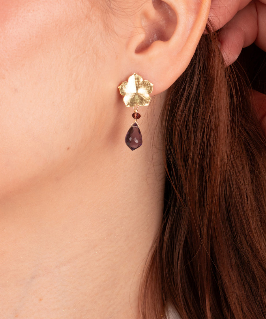 AROS FLOR BAÑADOS EN ORO Y PIEDRA AMATISTA