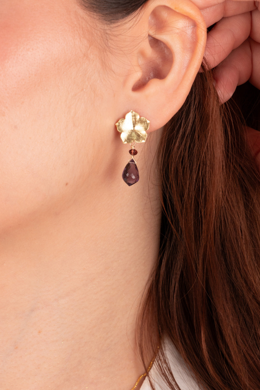 AROS FLOR BAÑADOS EN ORO Y PIEDRA AMATISTA