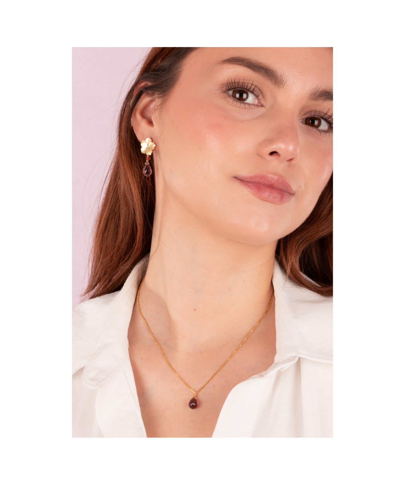 AROS FLOR BAÑADOS EN ORO Y PIEDRA AMATISTA