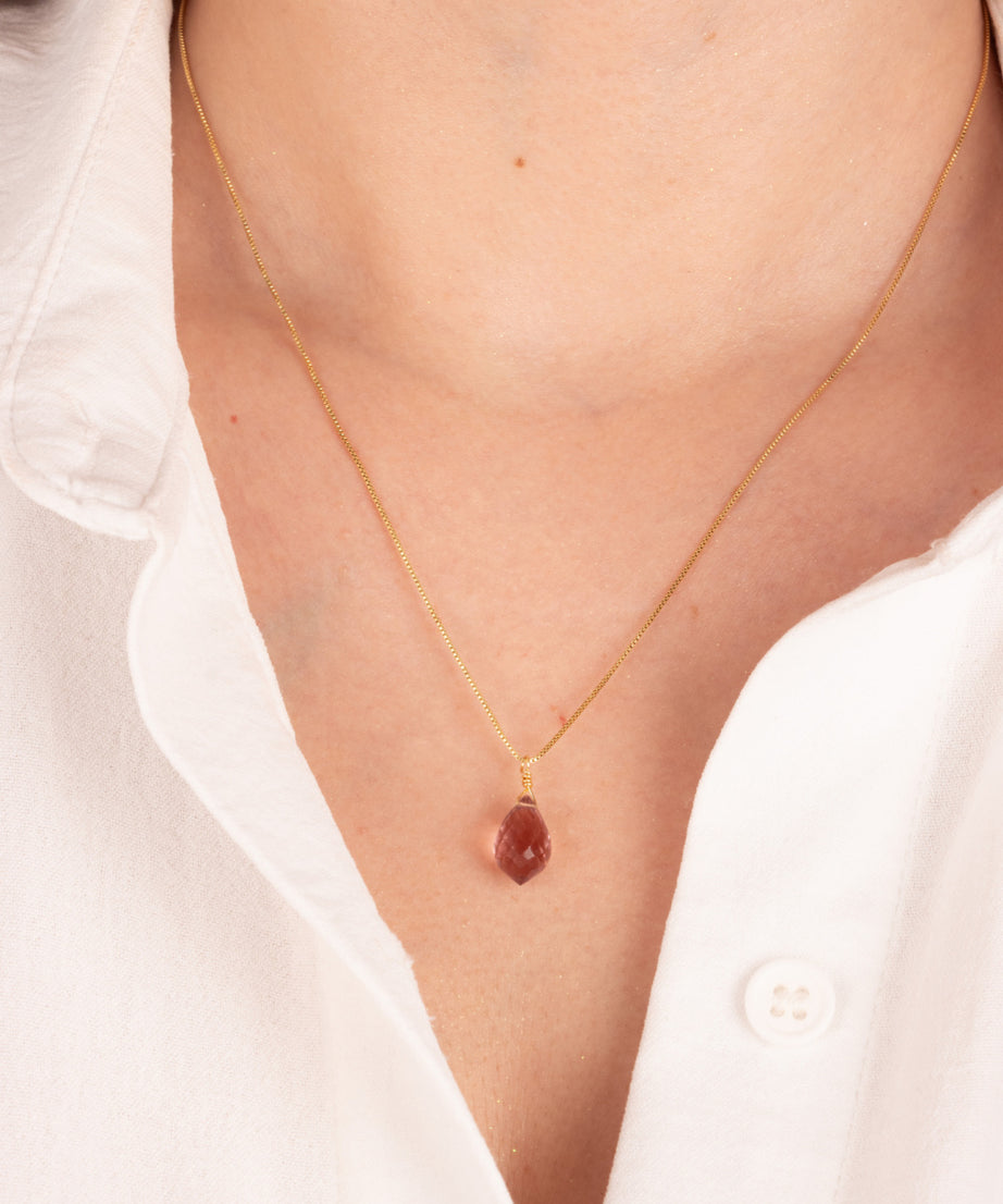 Collar de Kunzita, piedra del Amor con cadena bañada en oro 18K