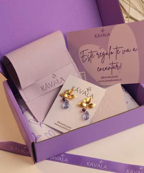 Colección Motivación  Piedra iolita—  Aros Pétalos+ Collar bañados en Oro 18K