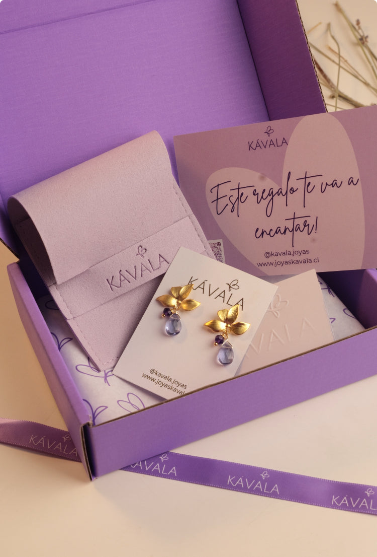 Colección Motivación  Piedra iolita—  Aros Pétalos+ Collar bañados en Oro 18K