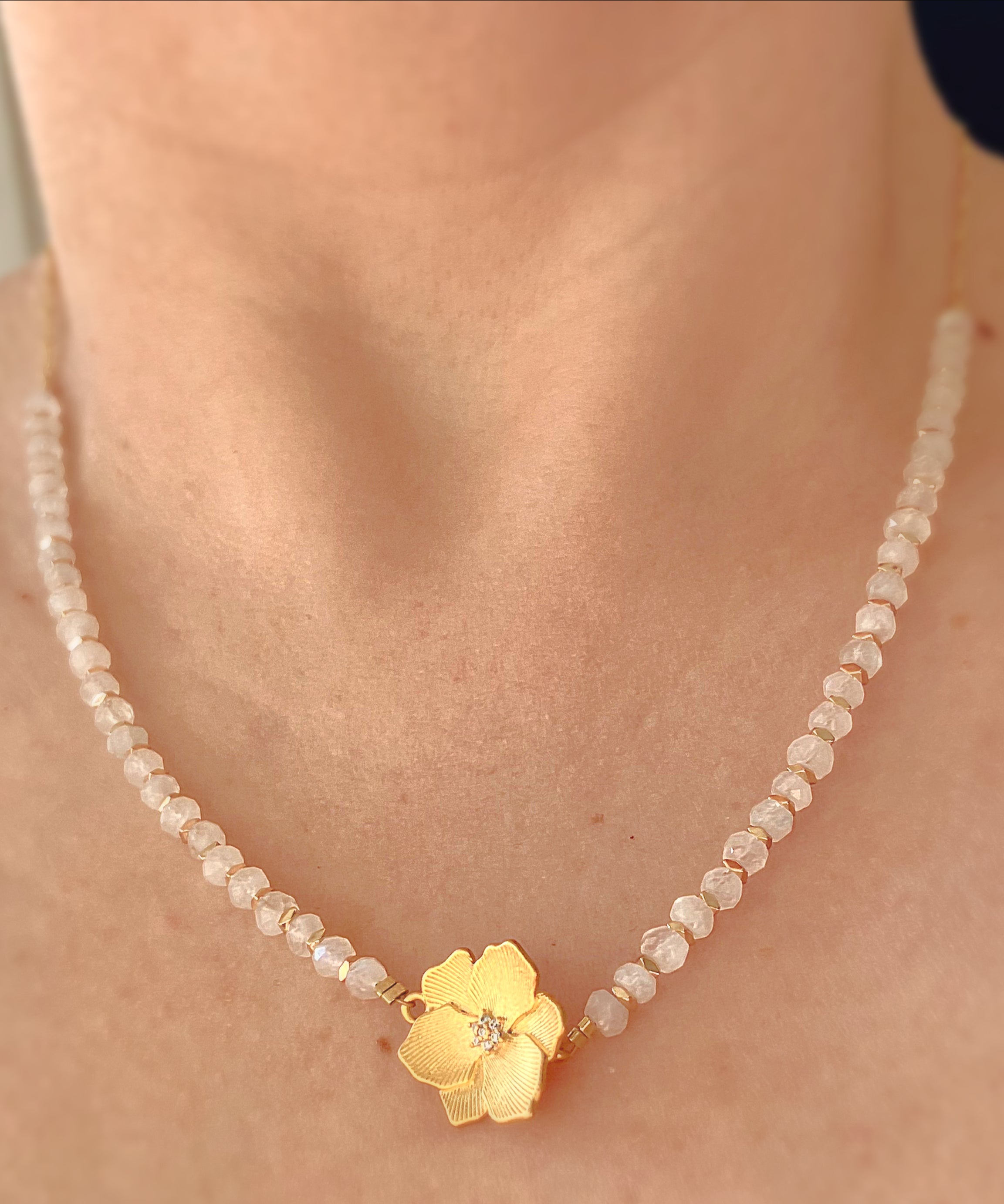 COLLAR PIEDRA LUNA  EN FLOR