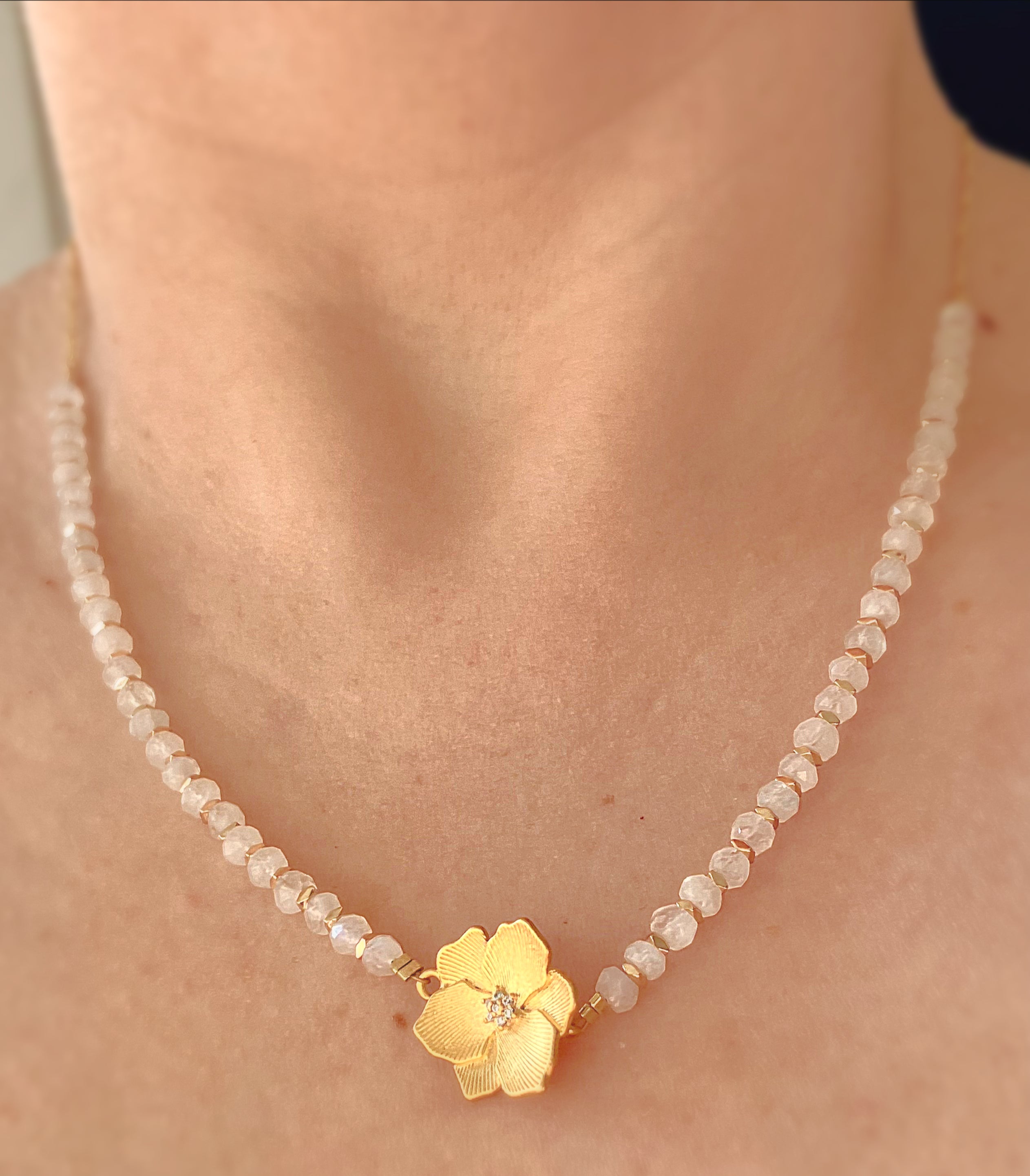 COLLAR PIEDRA LUNA  EN FLOR