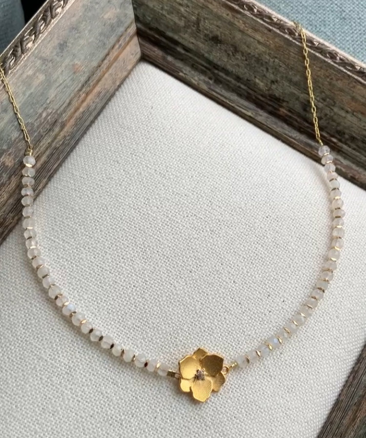 COLLAR PIEDRA LUNA  EN FLOR